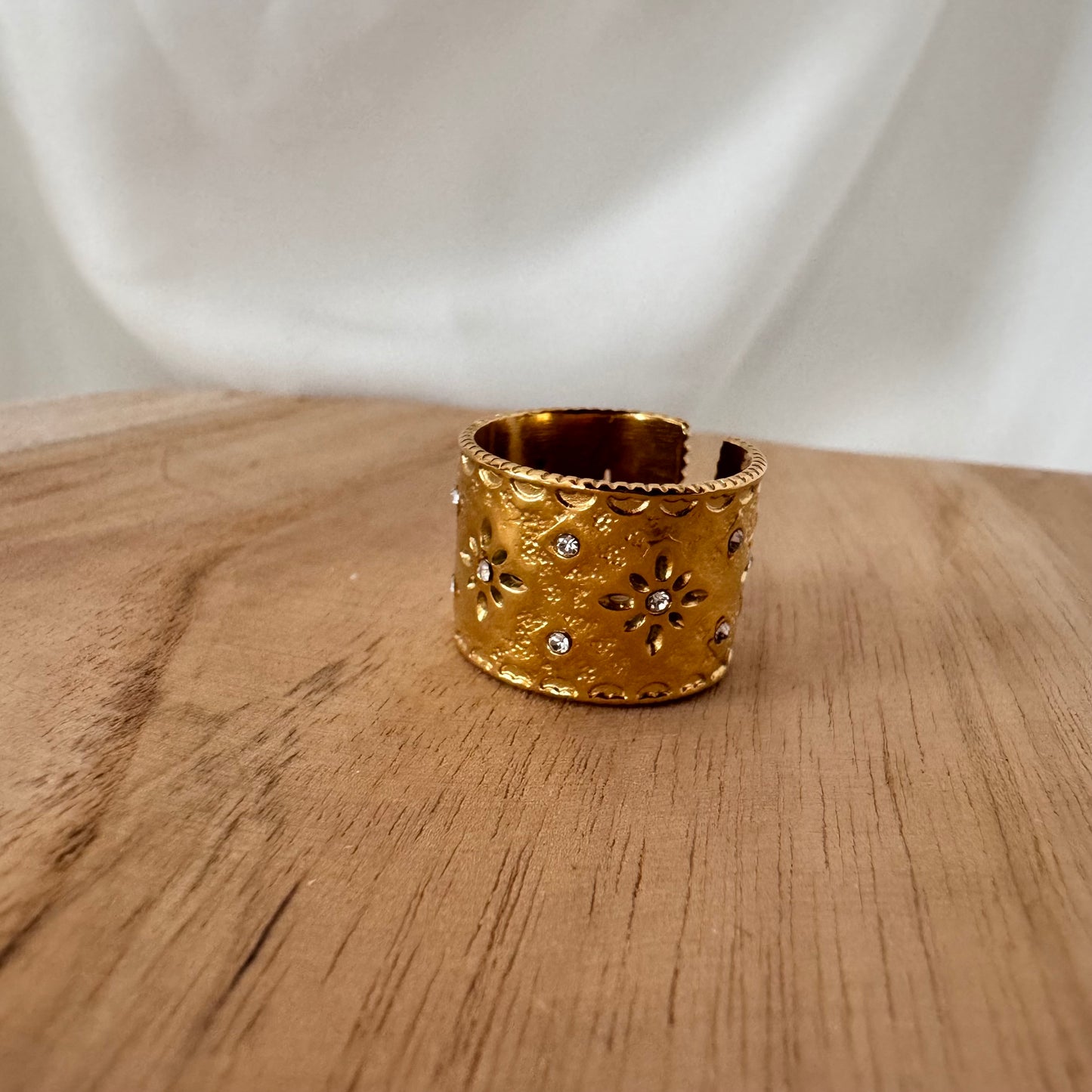 Bague ajustable en acier inoxydable doré, intemporel et élégant.