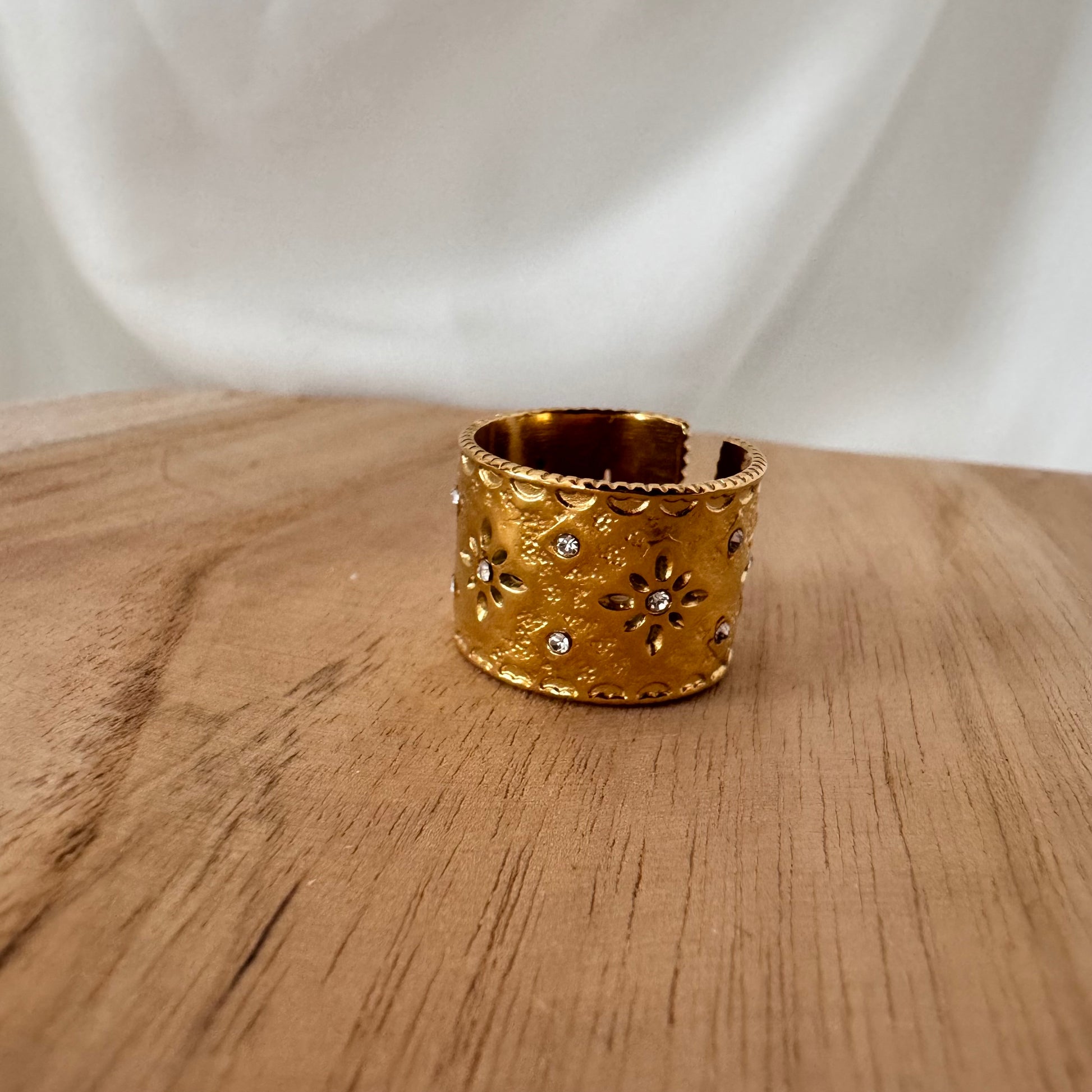 Bague ajustable en acier inoxydable doré, intemporel et élégant.