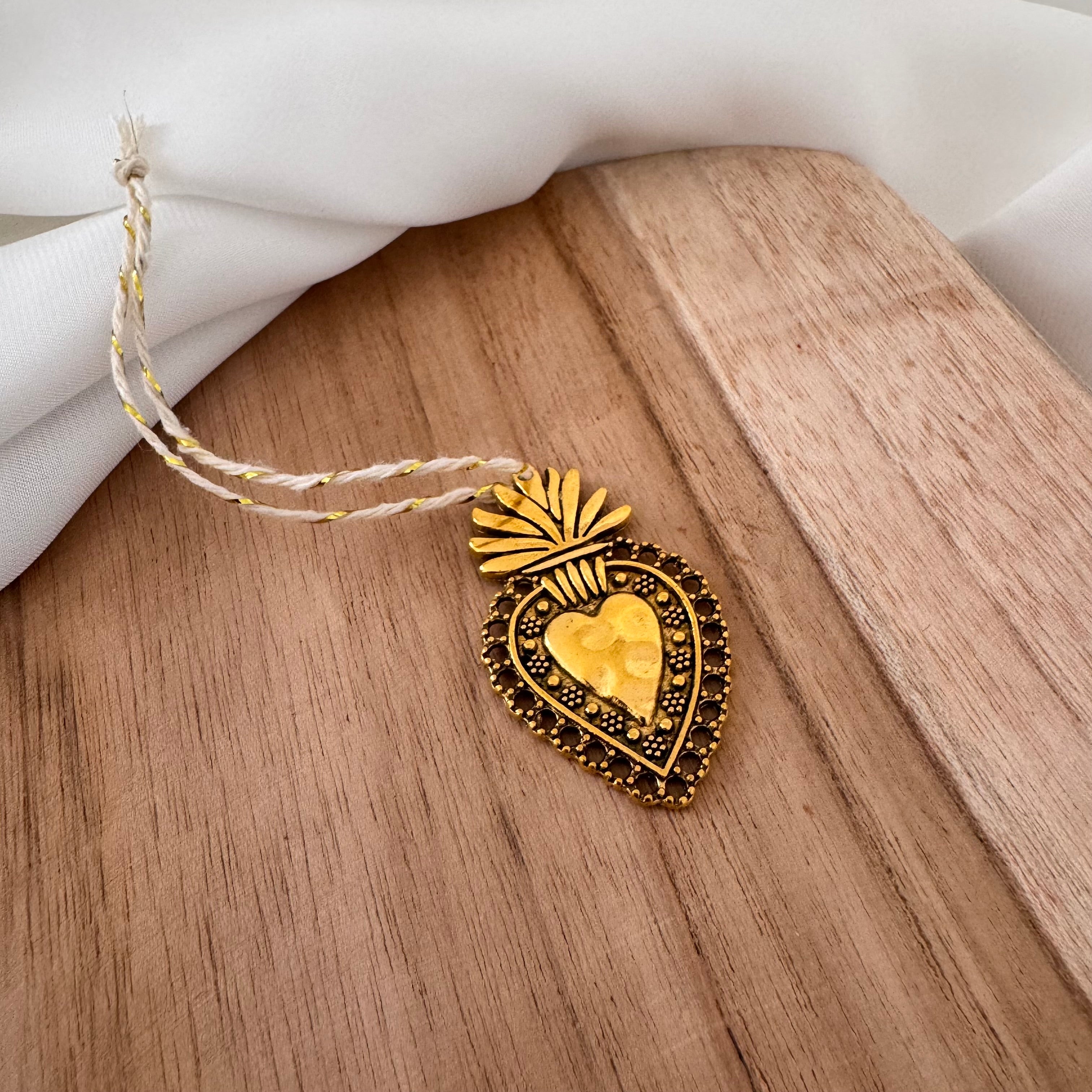 Ex-Voto Cœur Sacré en métal, talisman de protection murale.